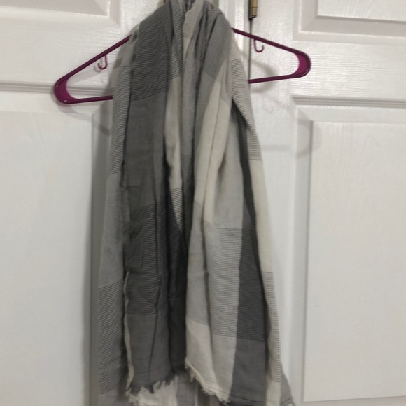 Zara gray plaid scarf - Picture 1 of 2